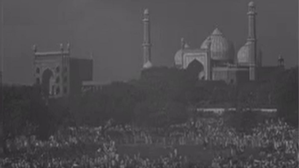 Indians gather at Red fort to celebrate independence day in 1952